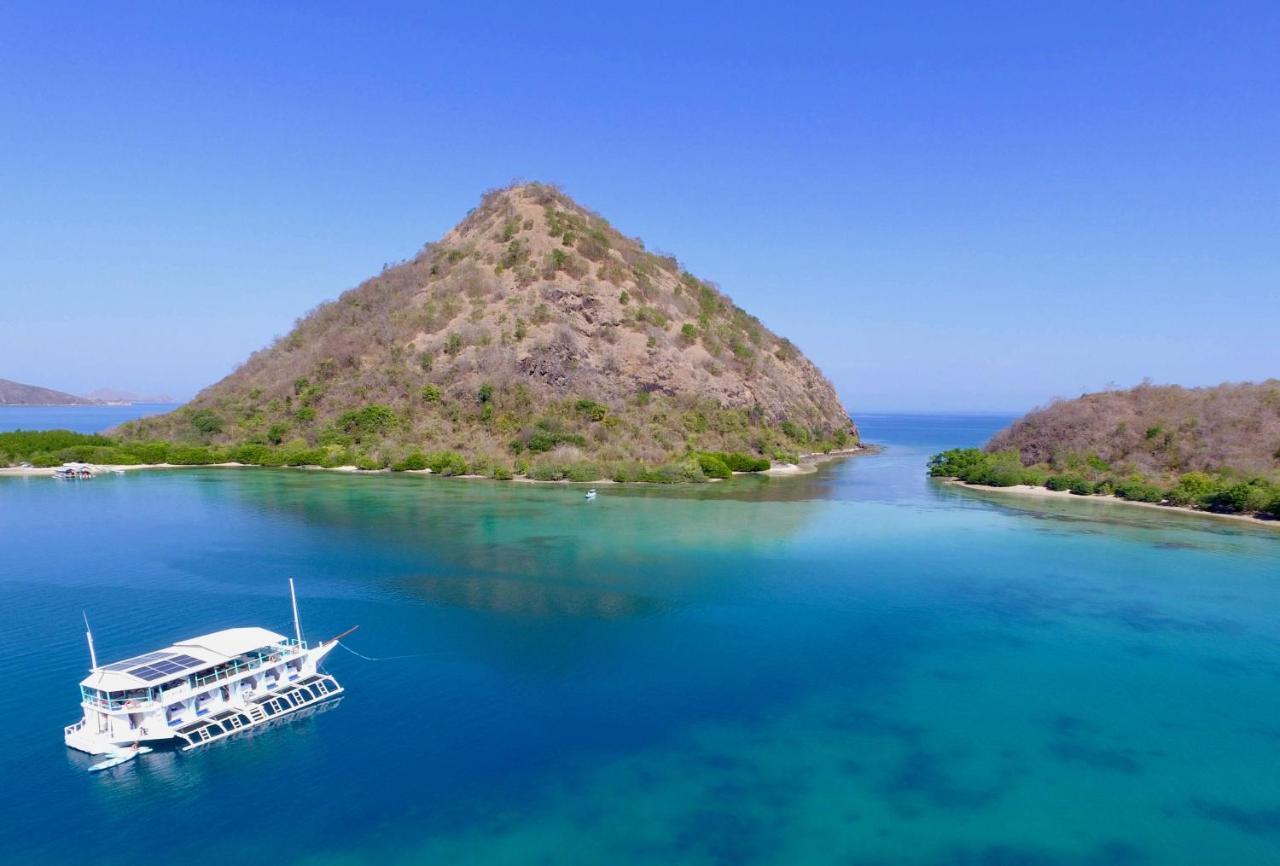 Le Pirate Boatel - Floating Hotel Labuan Bajo Esterno foto